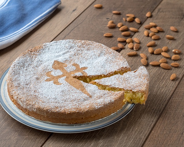 dessert-espagnol-typique-le-gateau-galicien-la-tarta-de-santiago-ou-le-gateau-de-saint-jacques